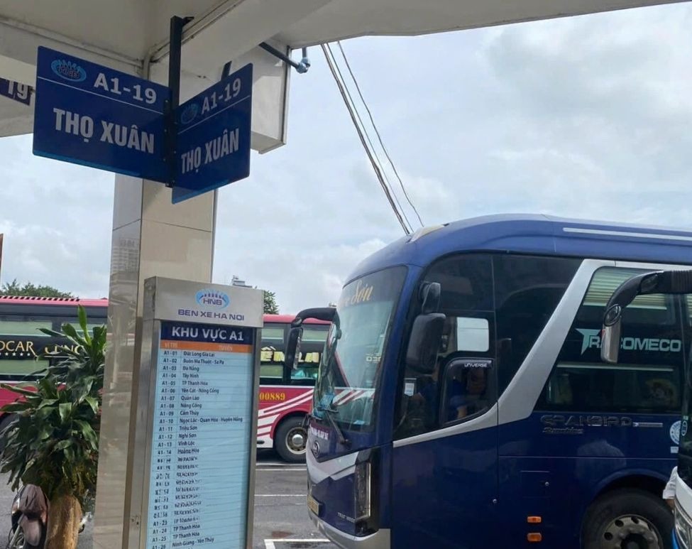 Xe Ngọc Sơn (Thanh Hóa) Bên hông xe Mặt trước xe Limousine cabin 24 phòng đôi