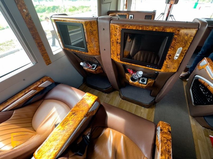 Xe AVIGO Tiện ích Limousine 18 chỗ