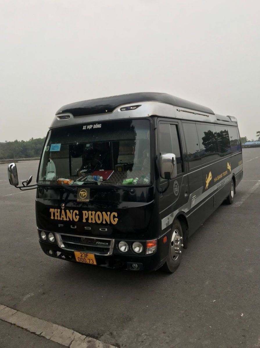 Xe Thắng Phong Limousine Bên hông xe Limousine 13 chỗ