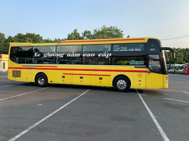 Xe Văn Năm Bên hông xe Giường nằm 44 chỗ