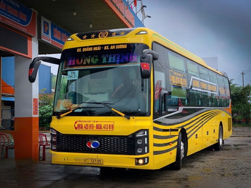 Xe Hưng Thịnh (Quảng Ngãi) Mặt trước xe Bên hông xe Limousine 24 Phòng
