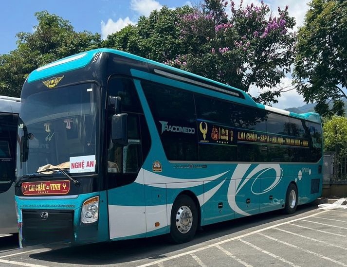 Xe Luxury Van Limousine Bên hông xe Limousine giường nằm 34 chỗ