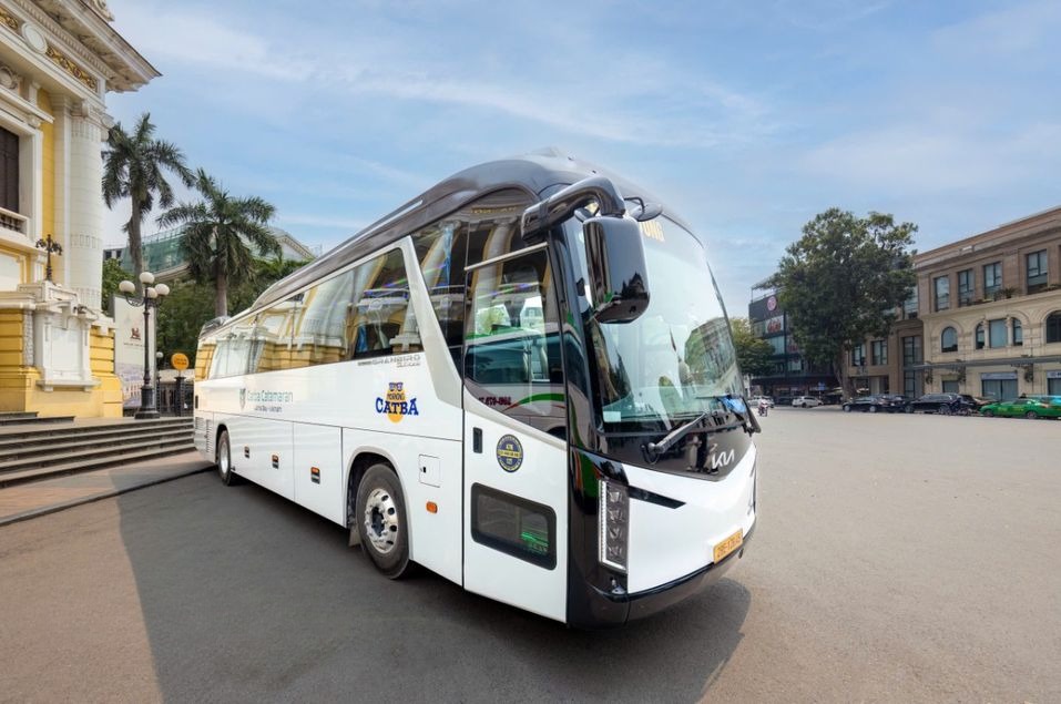 Xe Good morning Cát Bà Mặt trước xe Bên hông xe Ghế ngồi 45 chỗ + phụ