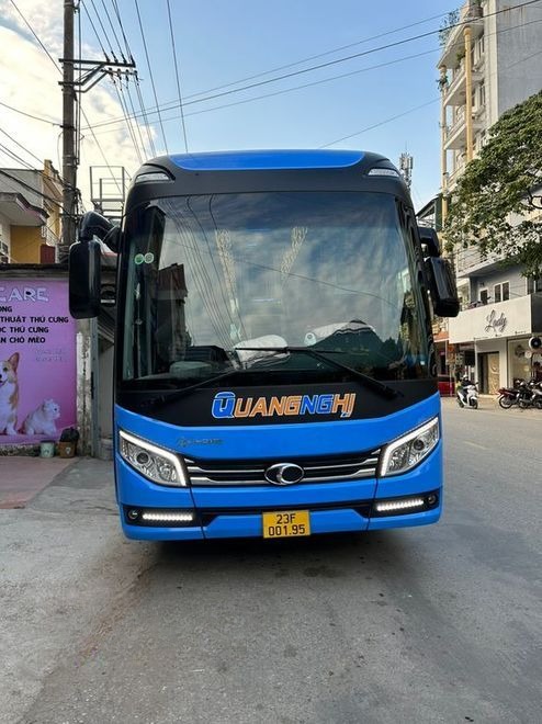Xe Quang Nghị Mặt trước xe Limousine giường nằm 34 chỗ