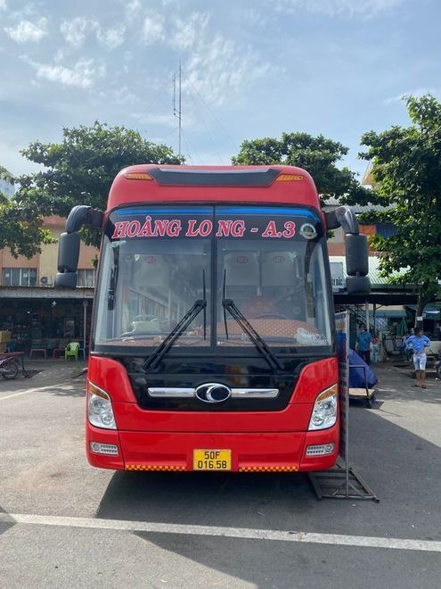 Xe Hoàng Long (Đỏ) Mặt trước xe Giường nằm 42 chỗ