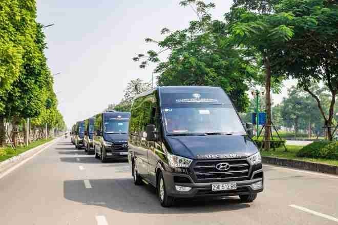 Xe Hoàng Phú Limousine Mặt trước xe Limousine 9 chỗ