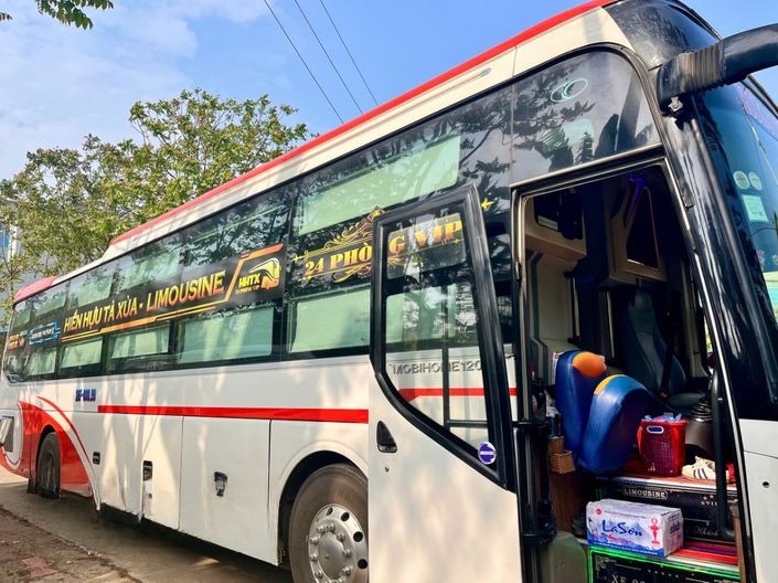 Xe Hiền Hựu Bên hông xe Limousine cabin 22 chỗ