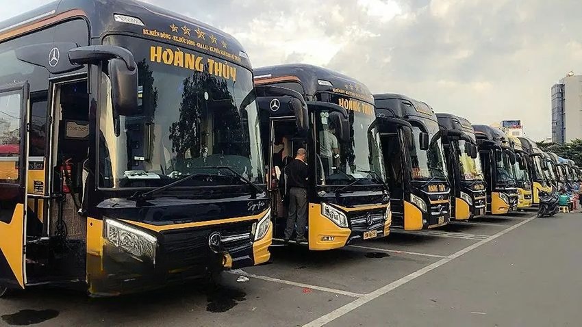 Xe Hoàng Thủy Mặt trước xe Bên hông xe Limousine 22 phòng (WC)