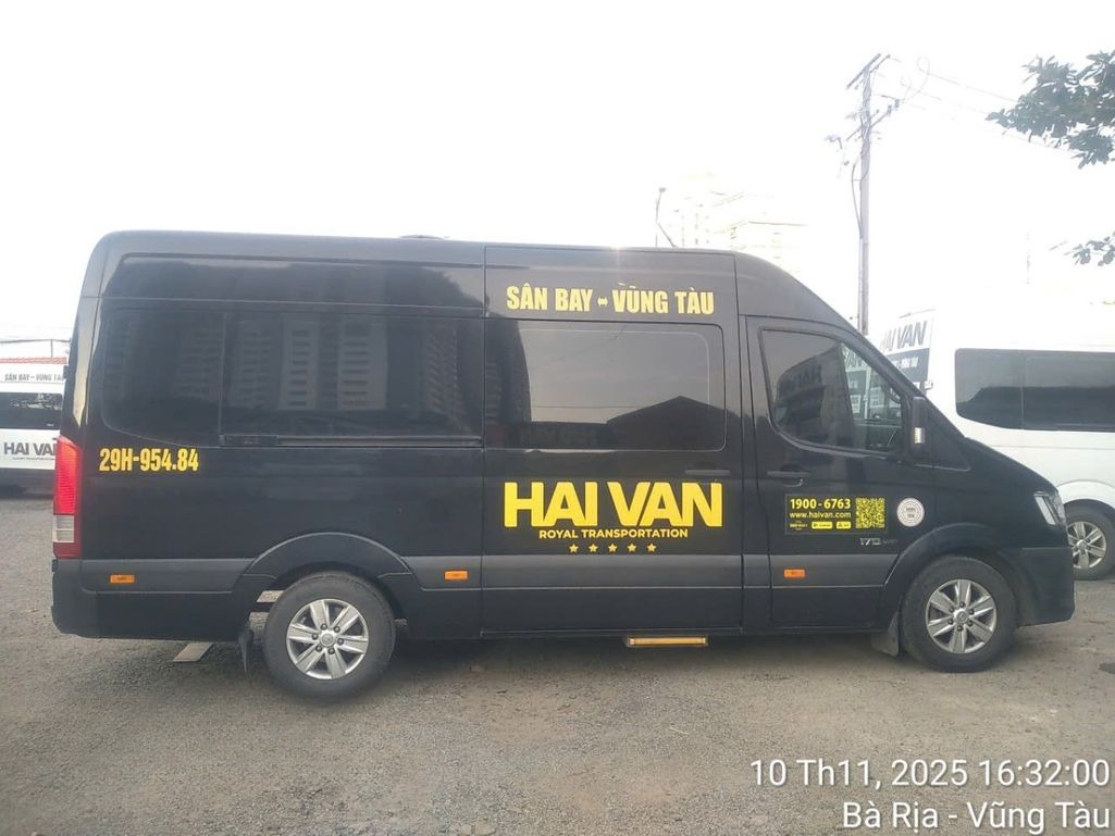 Xe Hải Vân Limousine  Bên hông xe Limousine 9 chỗ Royal