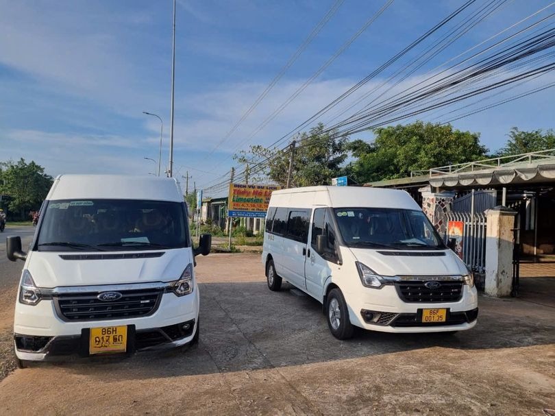 Xe Thủy Hà Linh Mặt trước xe Limousine 14 chỗ