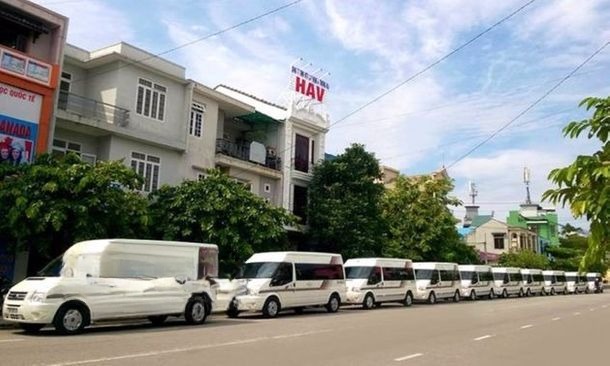 Xe HAV Limousine Bên hông xe Limousine 9 chỗ VIP