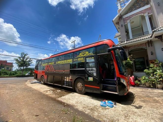 Xe Quốc Phát Bên hông xe Limousine 34 giường