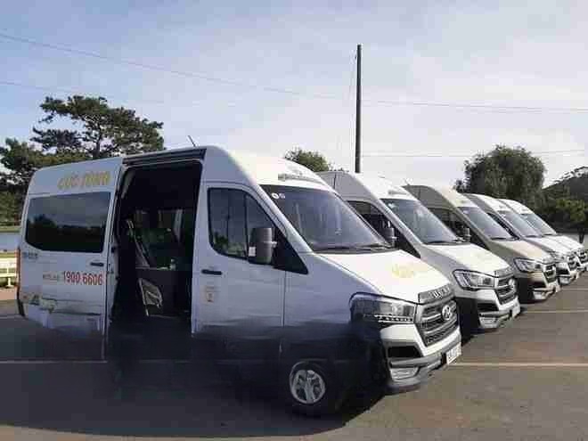 Xe Cúc Tùng Bên hông xe Limousine 9 chỗ VIP