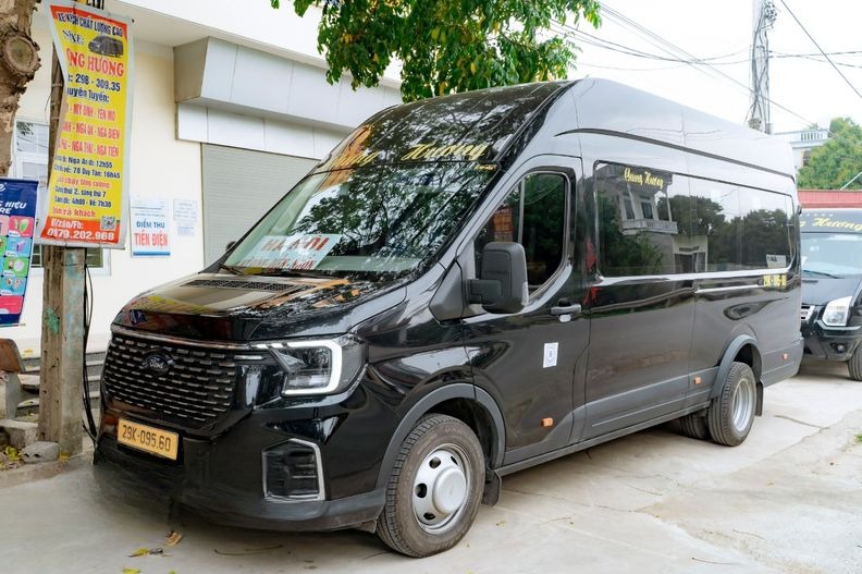 Xe Chung Hương Limousine Mặt trước xe Bên hông xe Limousine 18 chỗ 