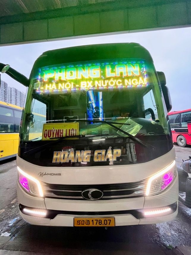 Xe Hoàng Giáp Mặt trước xe Limousine giường nằm 22 chỗ