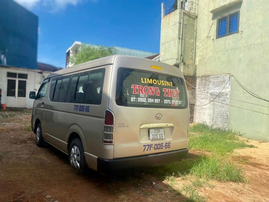 Xe Trọng Thủy Bên hông xe Mặt sau xe Limousine 9 chỗ