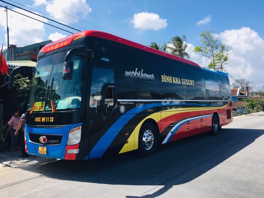 Xe Đình Kha Mặt trước xe Bên hông xe Limousine giường phòng 22 chỗ