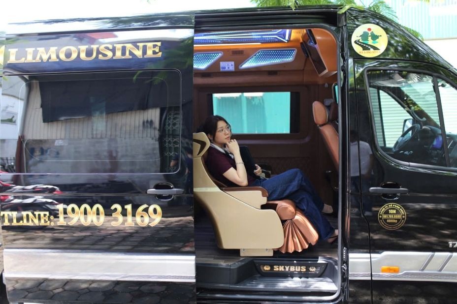 Xe Hạ Long Star Limousine Mặt sau xe Ghế ngồi Limousine 11 chỗ