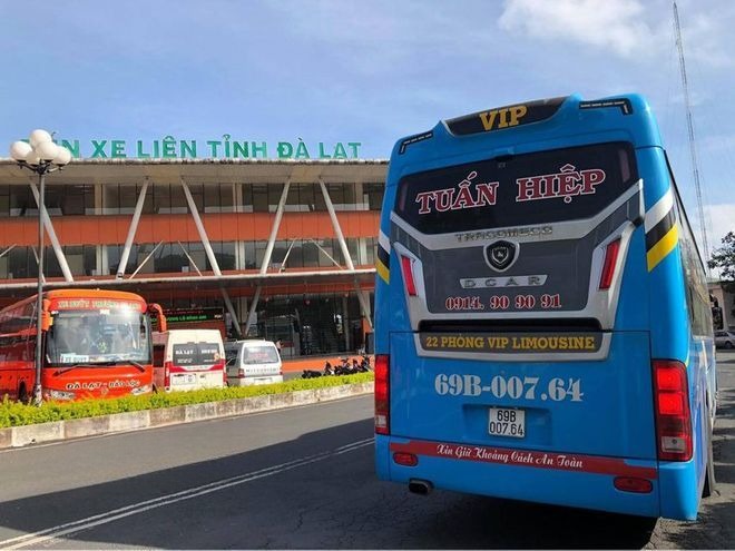 Xe Tuấn Hiệp Mặt sau xe Limousine giường phòng 22 chỗ
