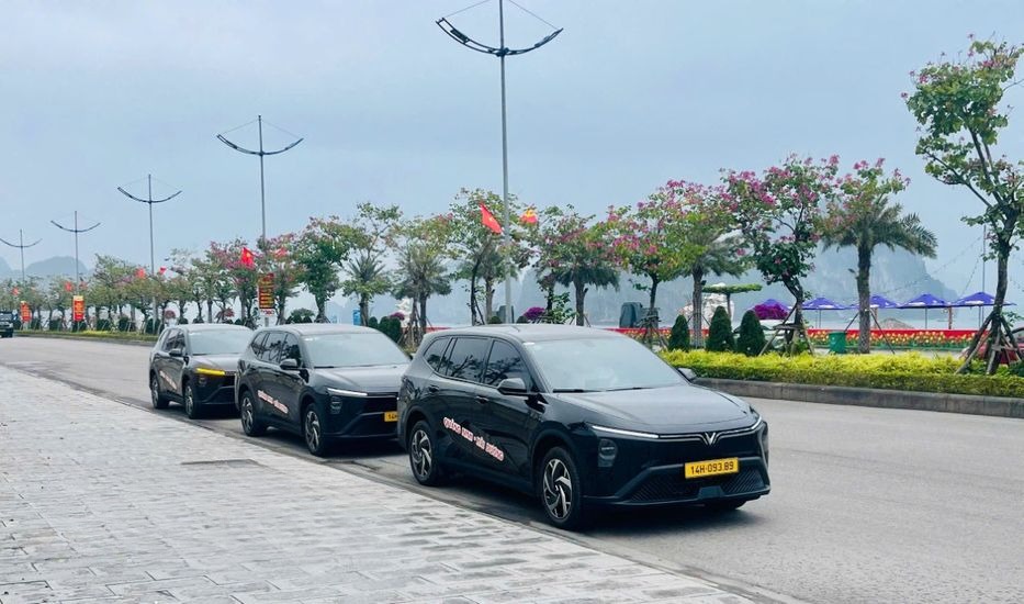 Xe Quảng Ninh VIP Mặt trước xe Bên hông xe Limo Green