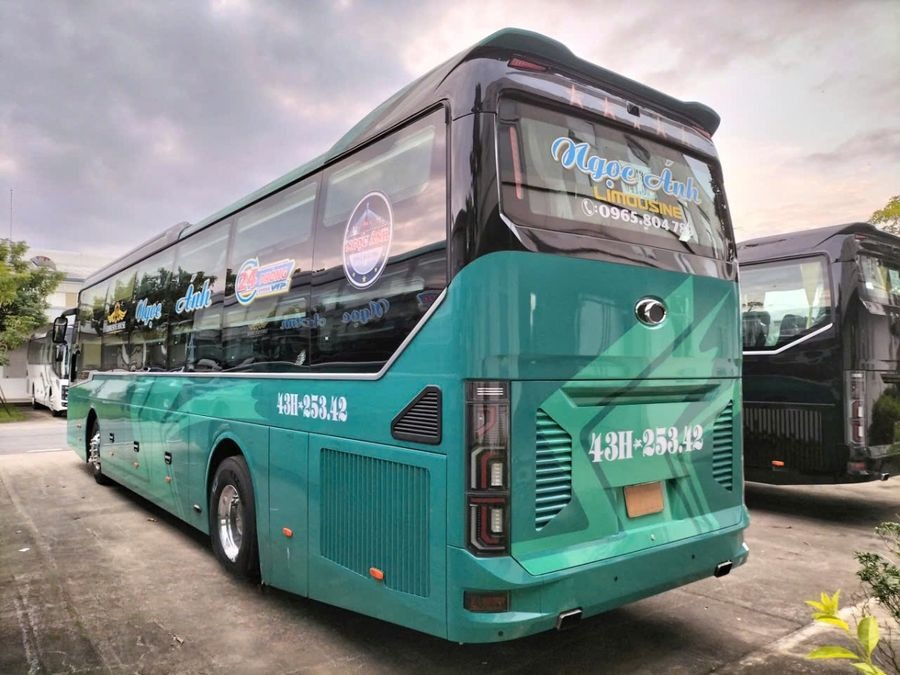 Xe Ngọc Ánh (Thái Nguyên) Bên hông xe Mặt sau xe Limousine 24 phòng