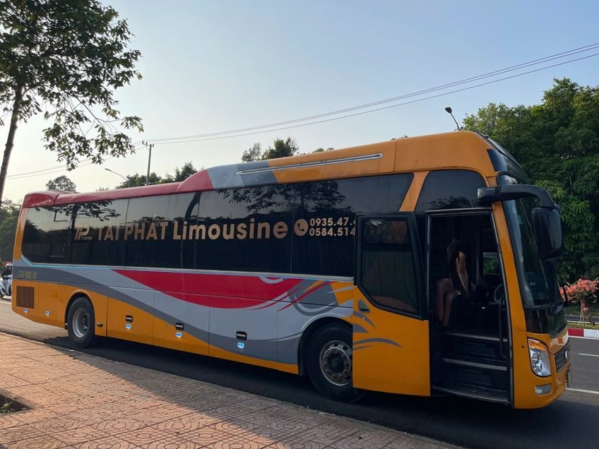 Xe Lux Express Tài Phát Bên hông xe Giường nằm 44 chỗ