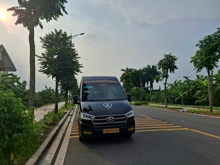 Xe Newstar Travel Mặt trước xe Limousine 11 chỗ