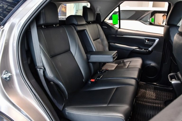 Xe Limousine Duy Tân Ghế ngồi Nội thất Fortuner 7 chỗ