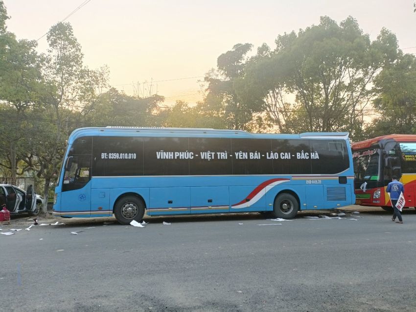 Xe Hồng Kiên Bên hông xe Giường nằm 40 chỗ