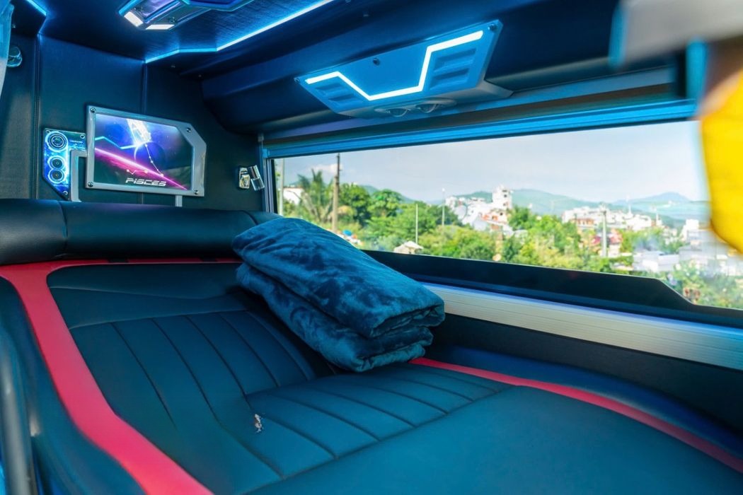 Xe Bảo Ngọc Giường nằm Tiện ích Limousine giường phòng 22 chỗ (WC)