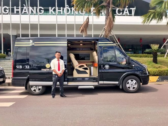 Xe Sóng Việt Bên hông xe Limousine 9 chỗ
