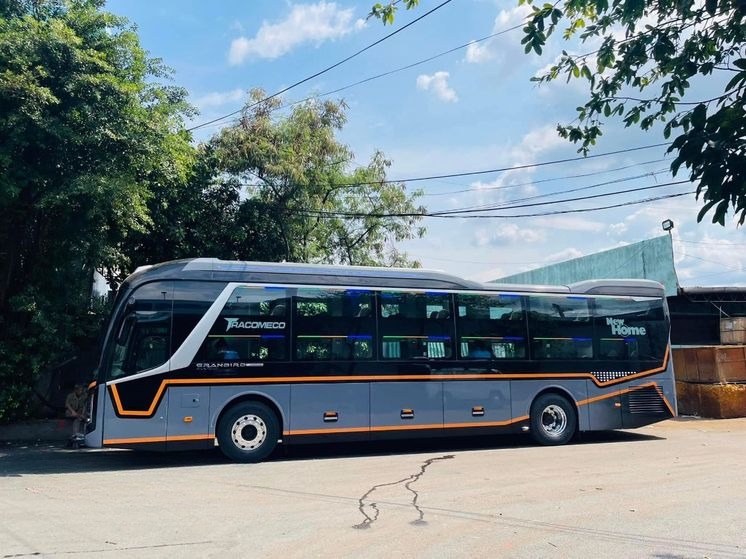 Xe Gia Huệ Bên hông xe Limousine 24 Phòng