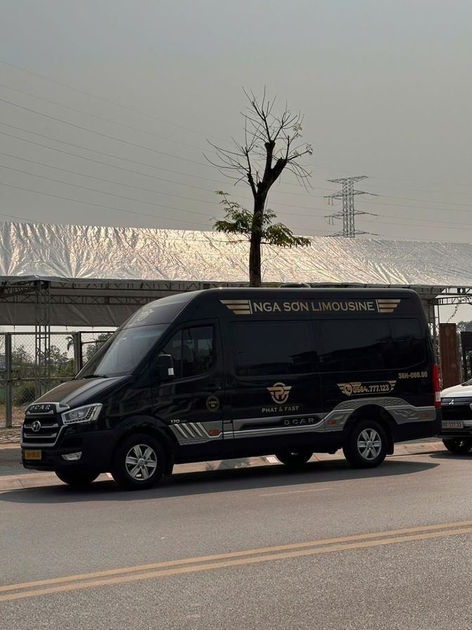 Xe Hồng Phượng Limousine Bên hông xe Limousine 11 chỗ