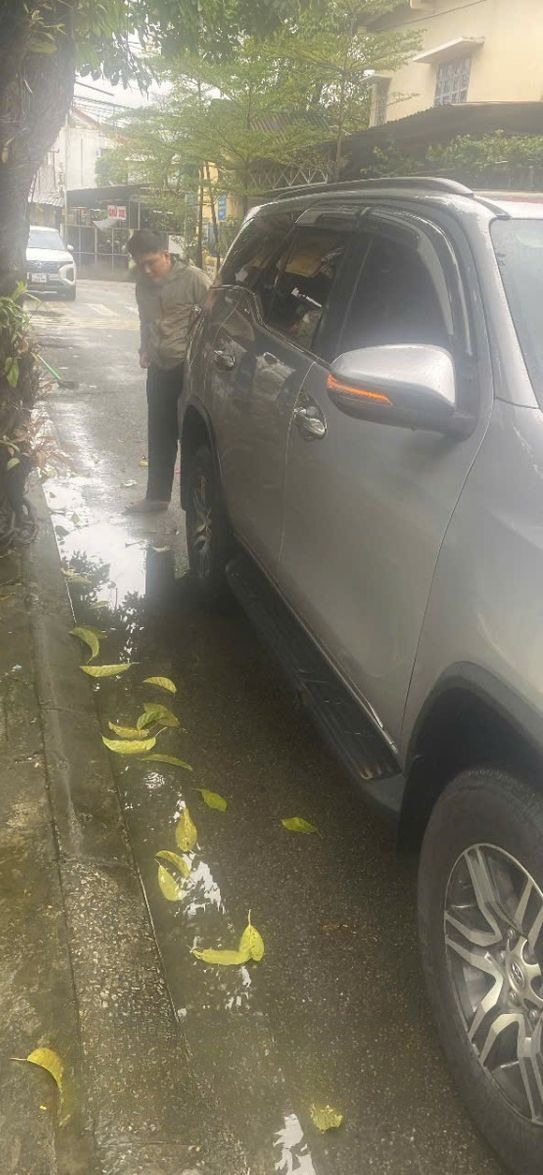Xe Văn Khánh Bên hông xe Xe 7 chỗ Fortuner
