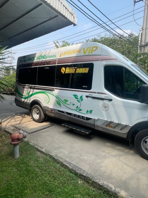 Xe Ngọc Hồng Limousine Bên hông xe Limousine 12 chỗ