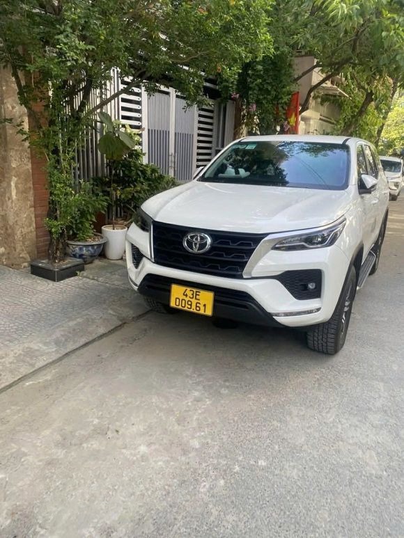 Xe Đình Dũng Car Mặt trước xe Bên hông xe Ghế 7 chỗ ngồi