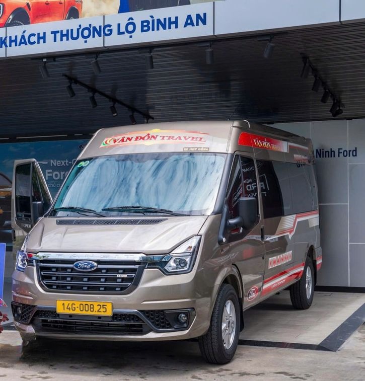 Xe Vân Đồn Travel Bên hông xe Mặt trước xe Limousine 16 chỗ 