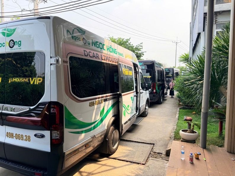 Xe Ngọc Hồng Limousine Bên hông xe Limousine 12 chỗ