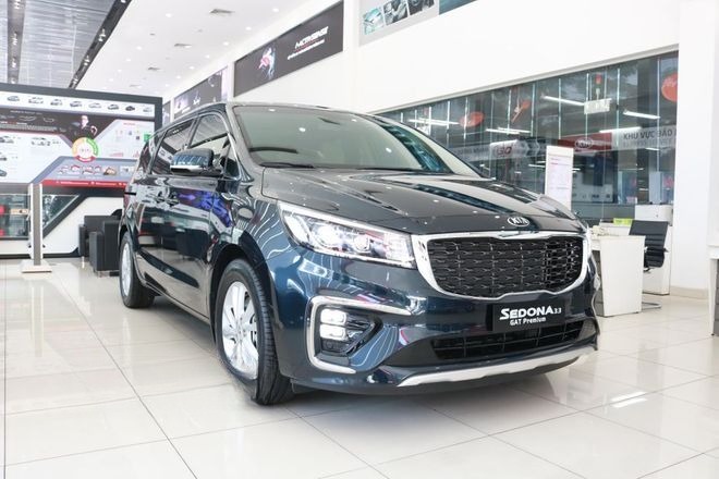Xe Petro Bình Phước Mặt trước xe Sedona 5 chỗ