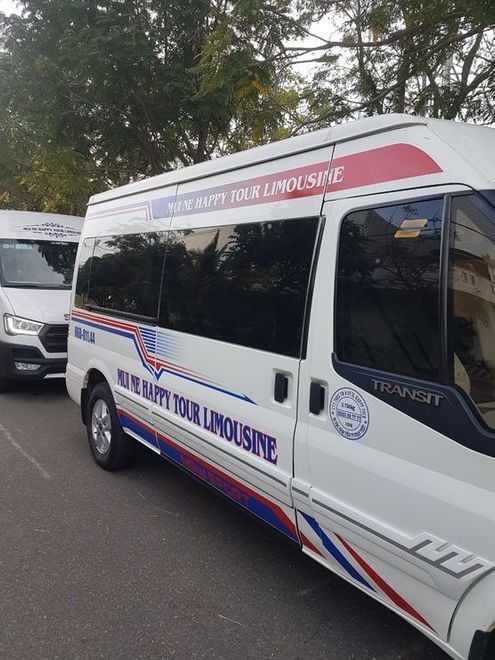 Xe Mũi Né Happy Tour Limousine  Bên hông xe Limousine Solati 12 chỗ