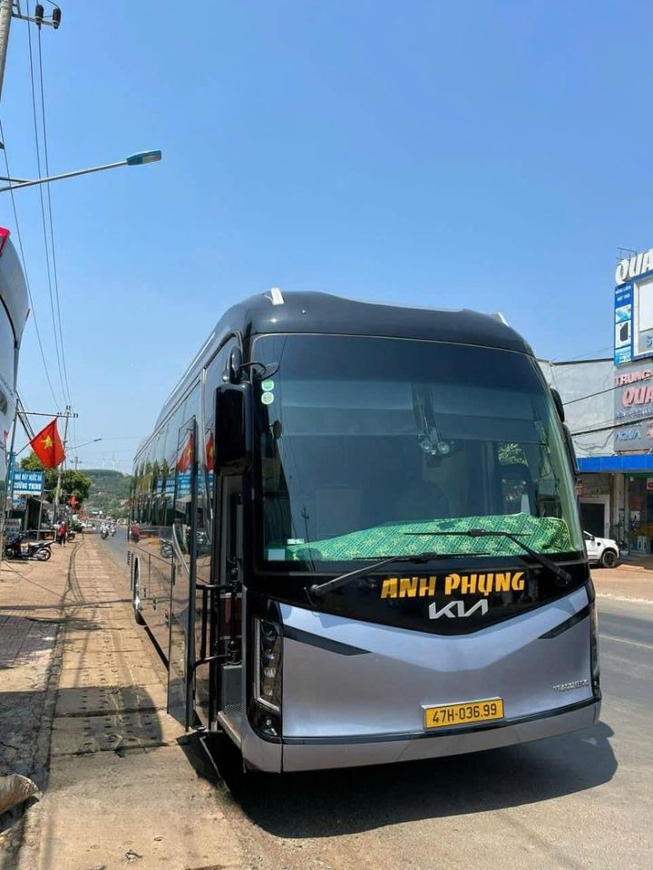 Xe Anh Phụng Bên hông xe Mặt trước xe Limousine 34 phòng