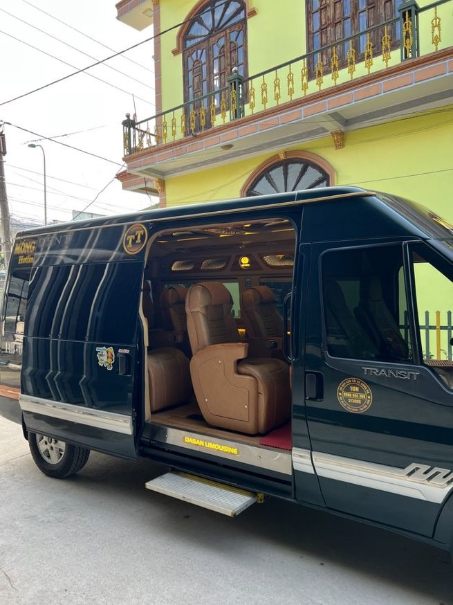 Xe Lovabus Bên hông xe Limousine 9 chỗ