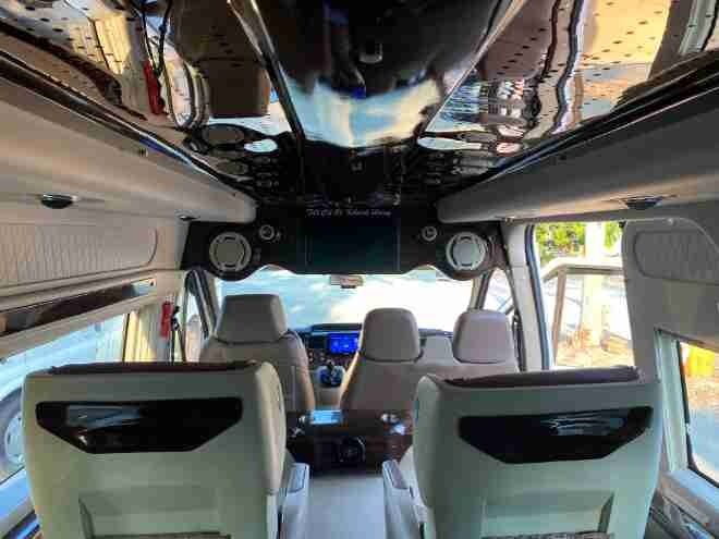 Xe iHome Travel Tiện ích Nội thất Ghế ngồi Limousine 9 chỗ