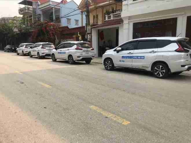 Xe Taxi Hà Sơn BS Bên hông xe Mặt sau xe Taxi 7 chỗ