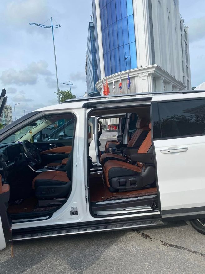 Xe Hà Vy Limousine Ghế ngồi Bên hông xe VIP limousine 9 chỗ