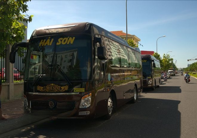 Xe Hải Sơn Mặt trước xe Bên hông xe Limousine 15 chỗ