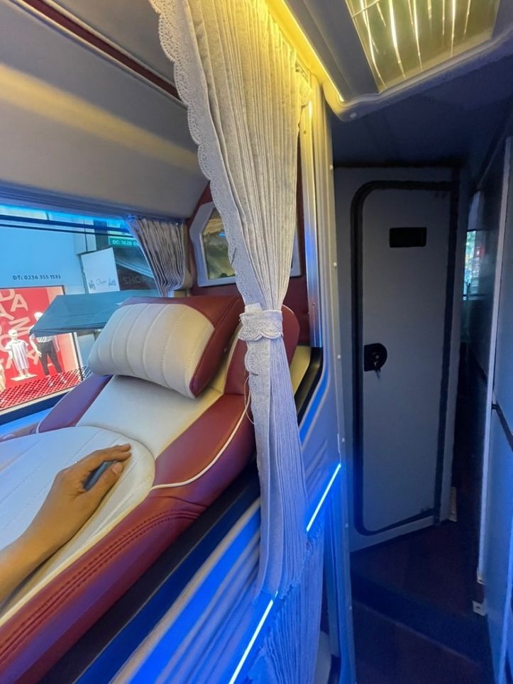 Xe Đình Nhân Tiện ích Nội thất Limousine 32 Phòng (Có Toilet)