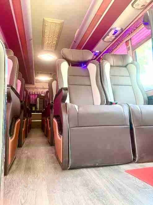 Xe Sapa Express Nội thất Limousine 18 chỗ VIP
