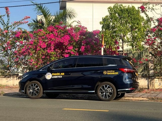 Xe Phước An Logistics Bên hông xe Xe điện 7 chỗ BYD