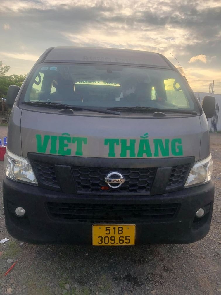 Xe Việt Thắng Mặt trước xe Limousine giường phòng 22 chỗ